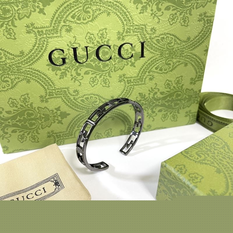 G*u*i bracelets